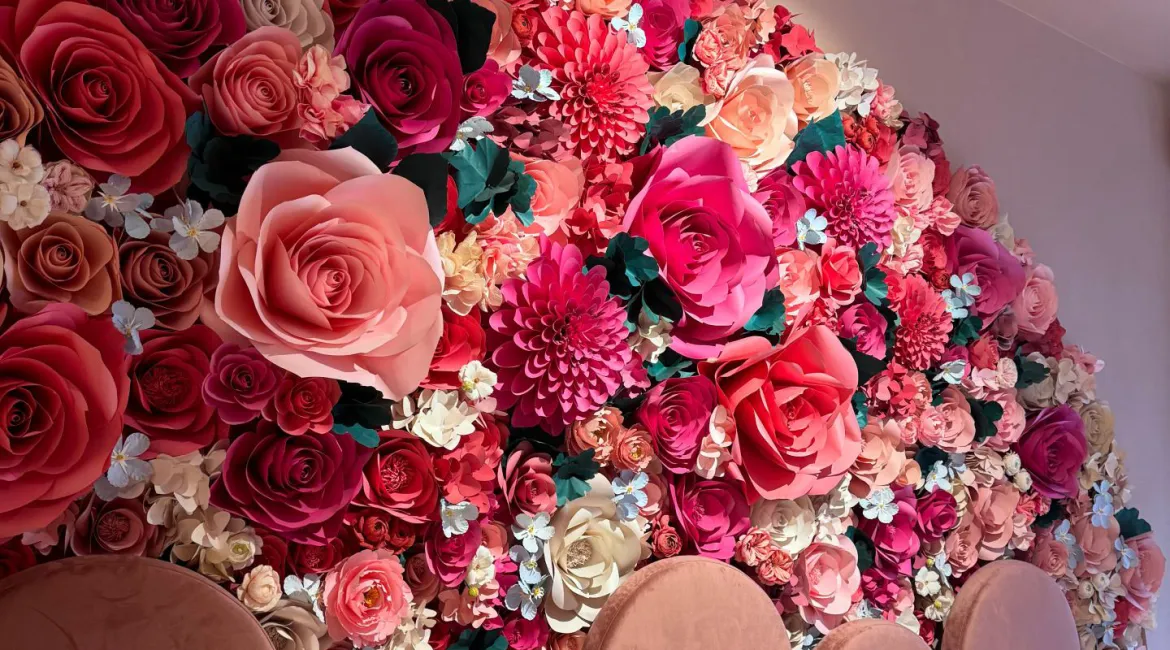 Roze interieur van restaurant Mooy in Antwerpen met verse wafels en koffie op tafel