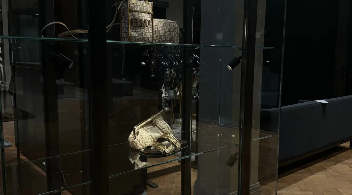 Luxe modewinkel Verso in Antwerpen met stijlvolle kleding, tassen en sieraden in een elegant interieur