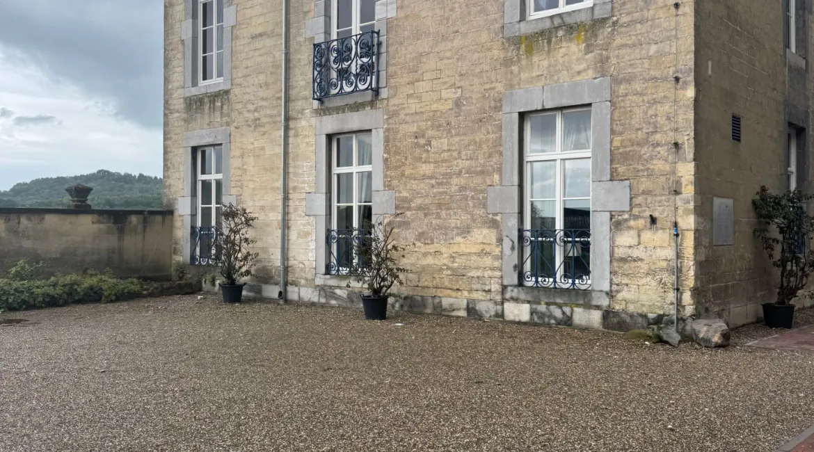 Gevel van Château Neercanne bij Maastricht met lichte mergelstenen muren en uitzicht op het Jekerdal