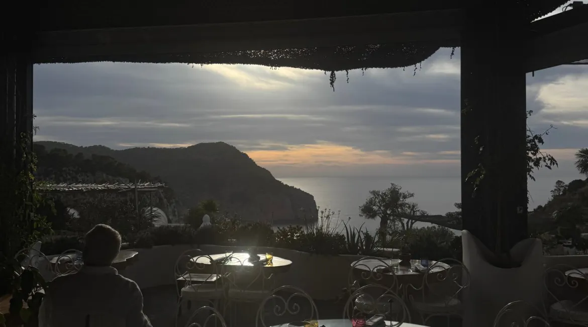 Ibiza – diner met uitzicht op zee terwijl de zon langzaam ondergaat