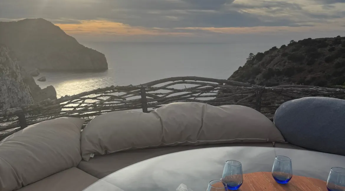Ibiza – een betoverende zonsondergang boven de kliffen en de Middellandse Zee