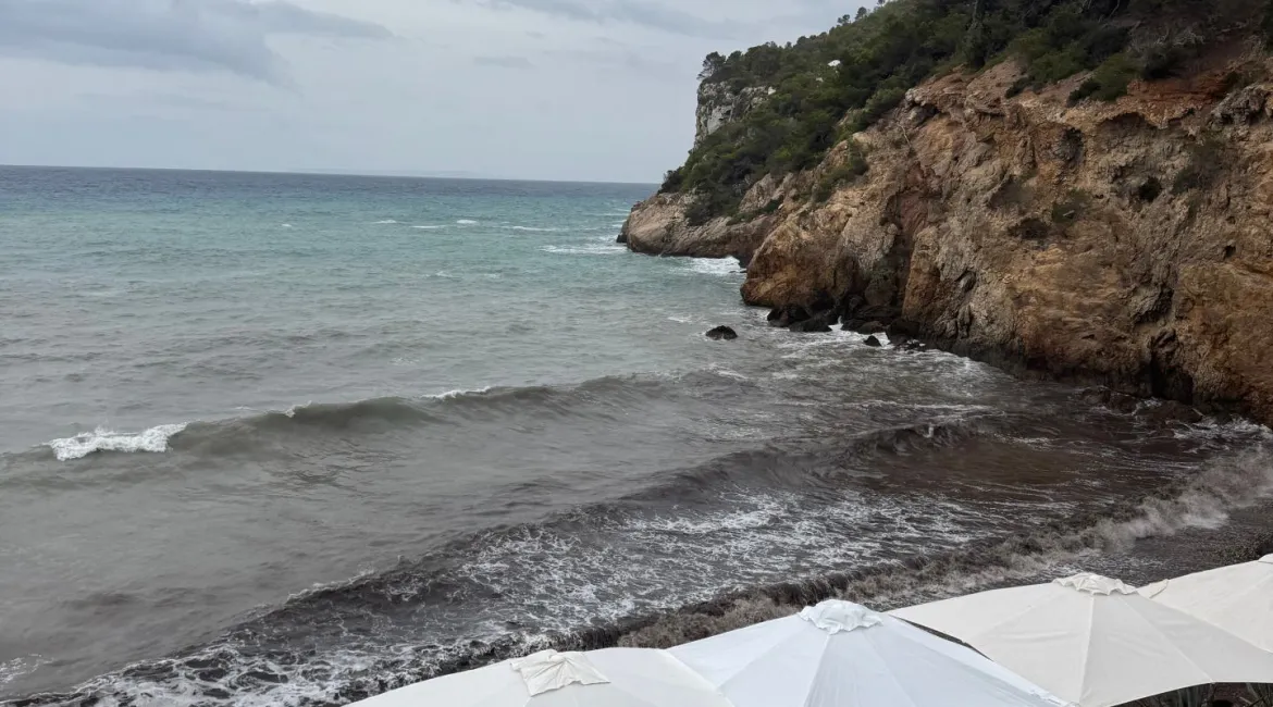 Ibiza – uitzicht op de kustlijn met zachte golven en een rustige sfeer