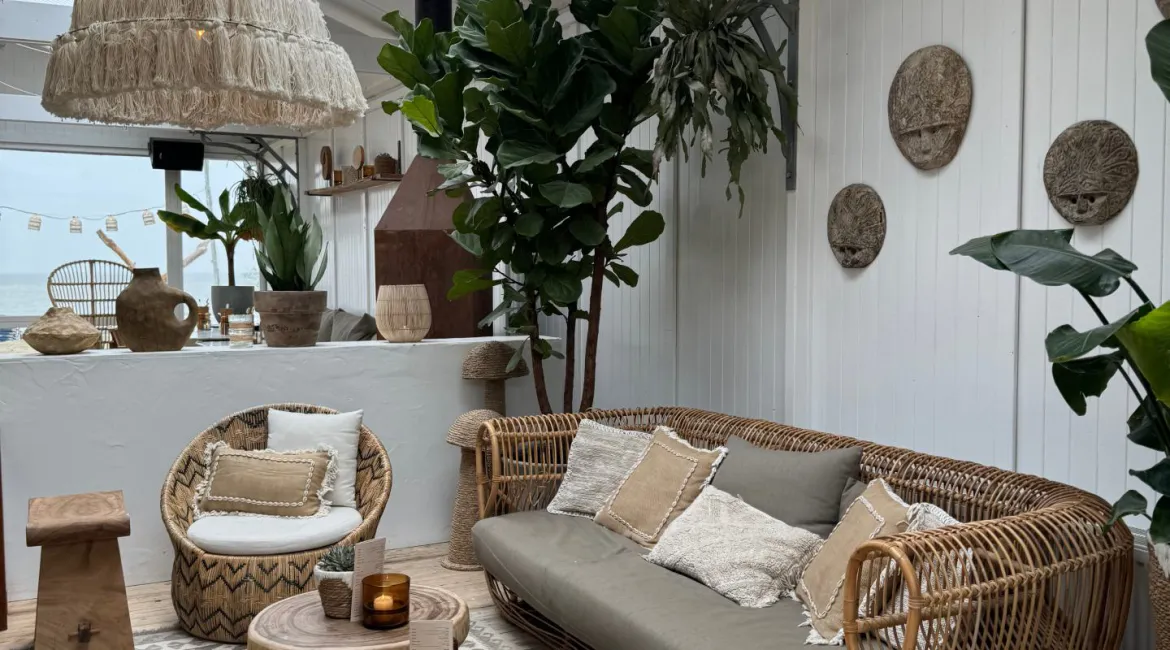 Boho interieur van strandtent Hippie Fish in Zandvoort met rotan meubels en lichte natuurlijke tinten