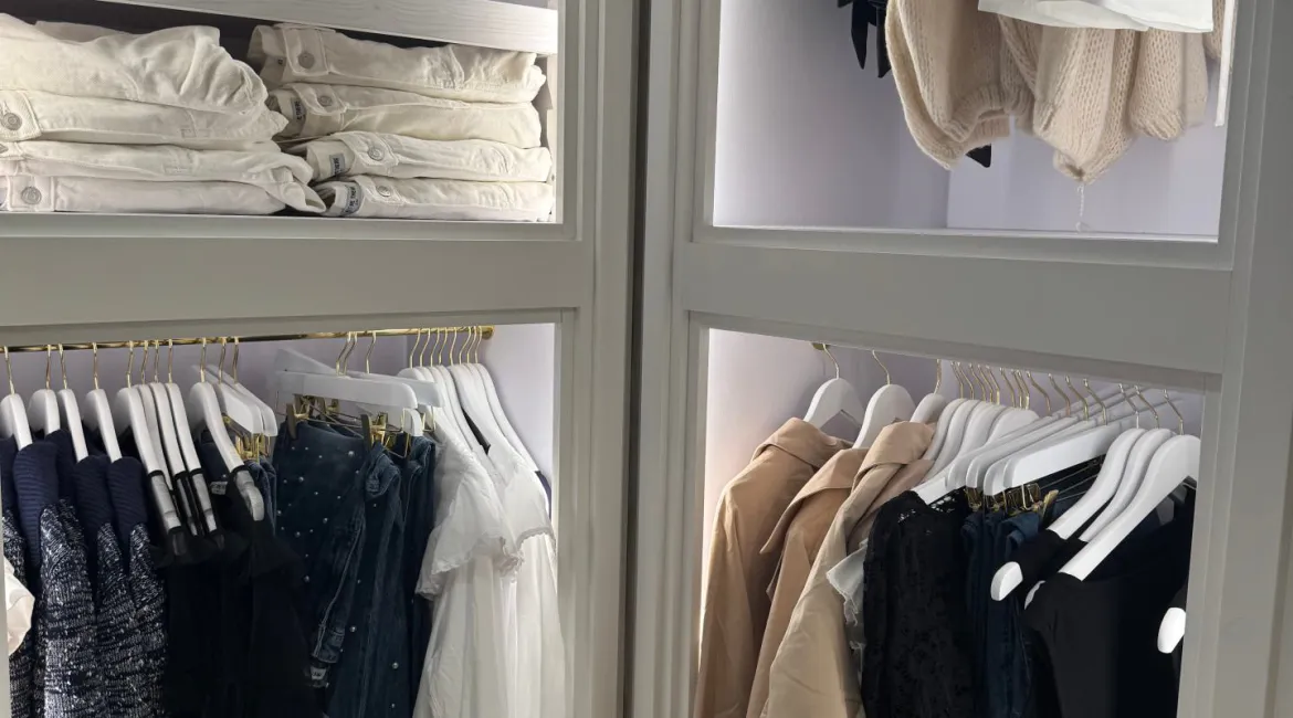 Rek met pastelroze en crème truien in de nieuwe winkel Meet Me There in Breda