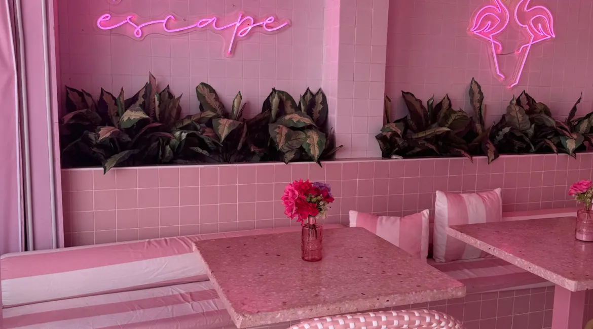 Pink Beach – Een speelse, stijlvolle setting vol kleur en plezier