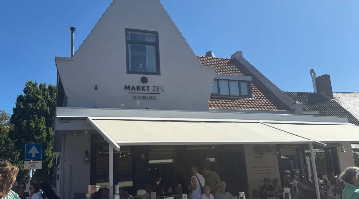 Zeeland – zomerse sfeer in het centrum van Domburg met terrassen en boetiekjes
