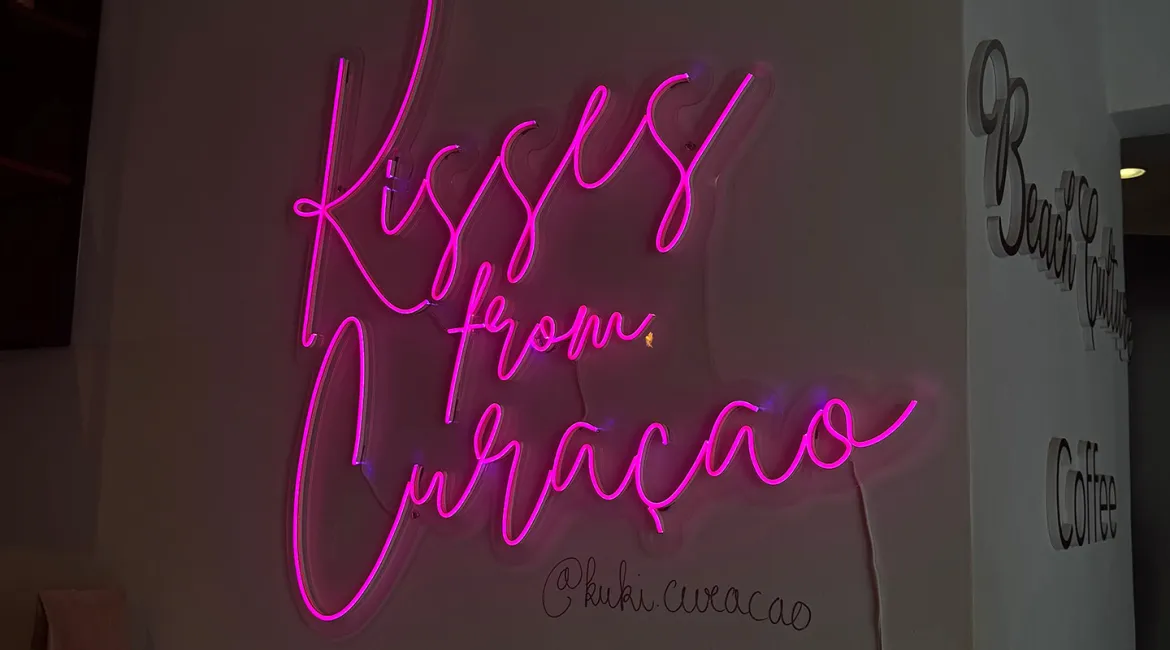 Curaçao – speelse eilandvibes met neonlicht en Caribische energie